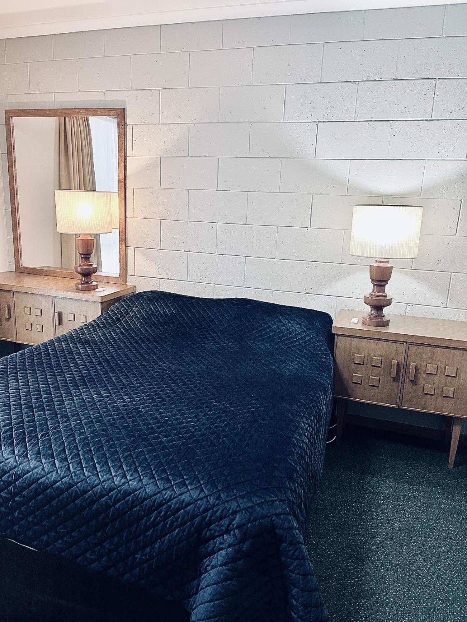 Heemskirk Motor Hotel Zeehan Room photo