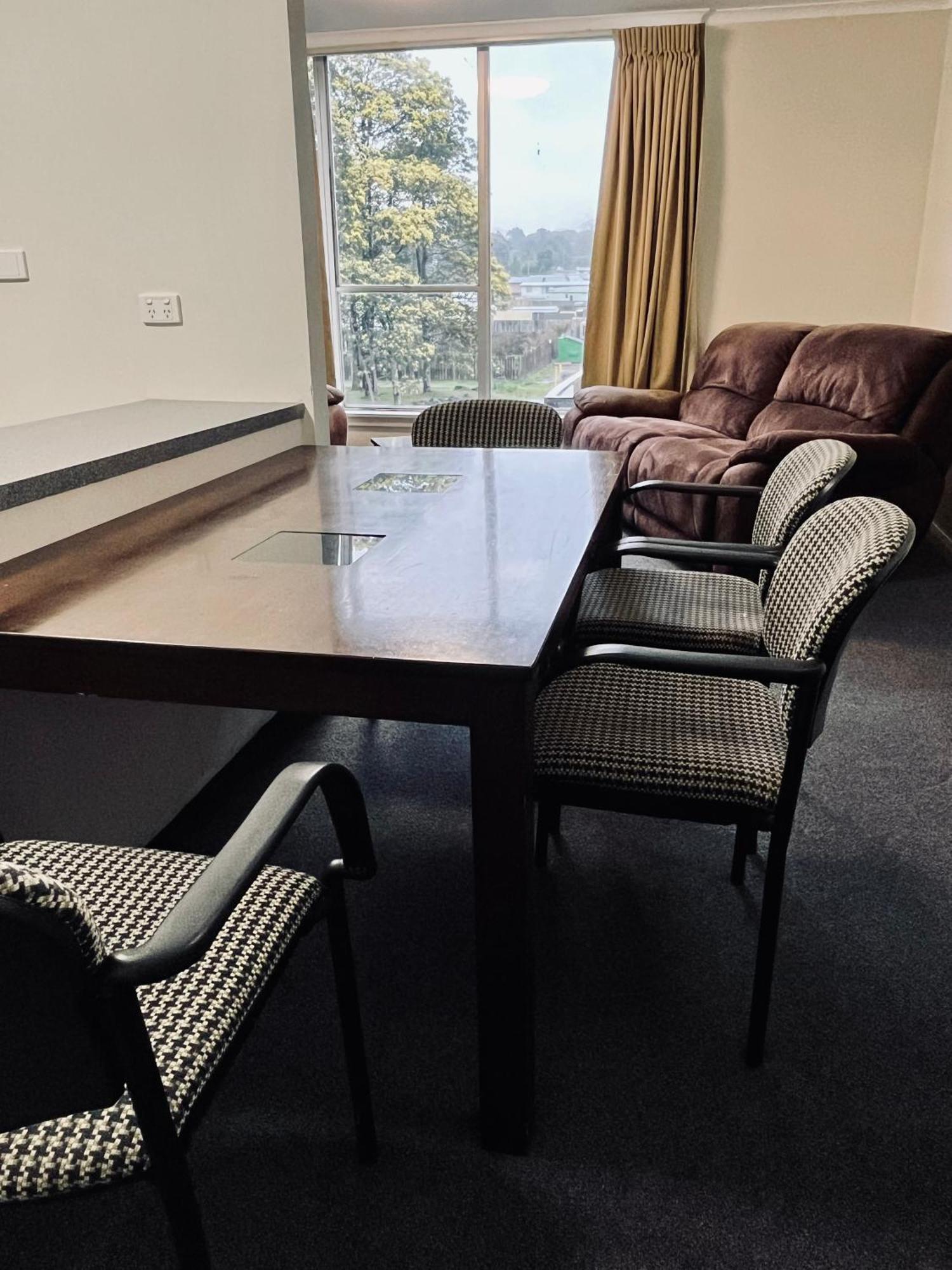 Heemskirk Motor Hotel Zeehan Room photo